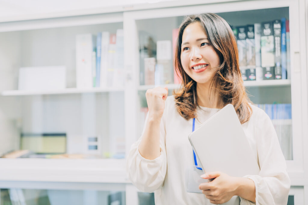 ガッツポーズで頑張るビジネスウーマン