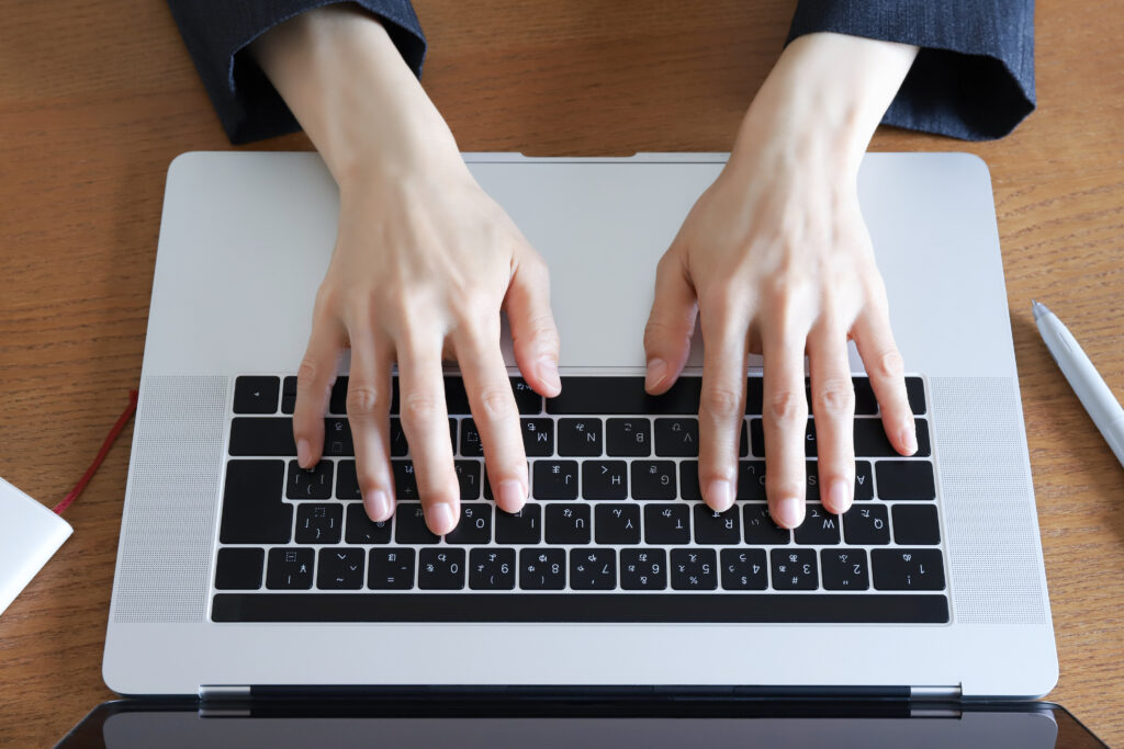 パソコン操作をする手元