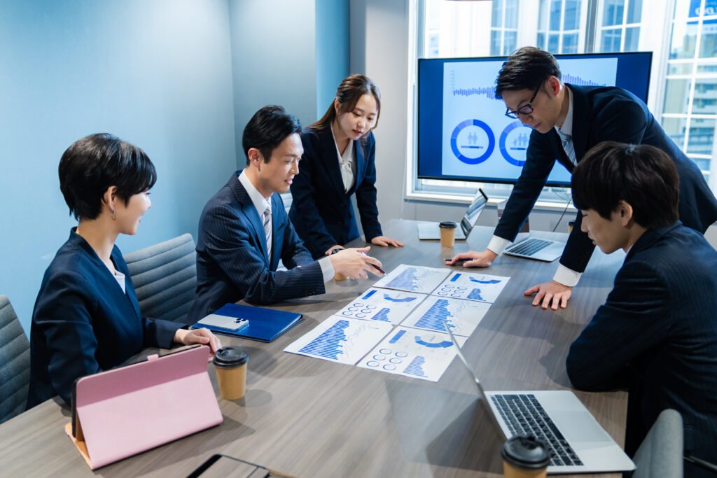 ミーティングするビジネスパーソン