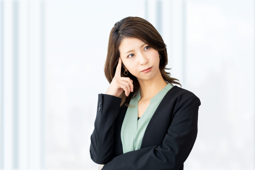 考えごとをする女性