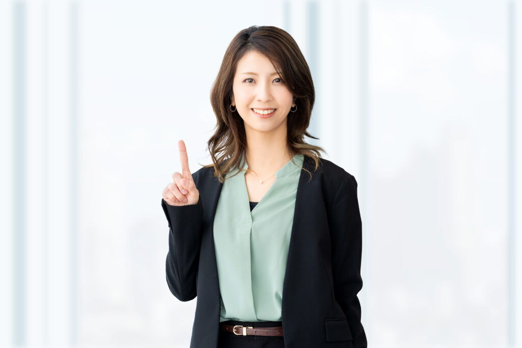 案内する笑顔の女性