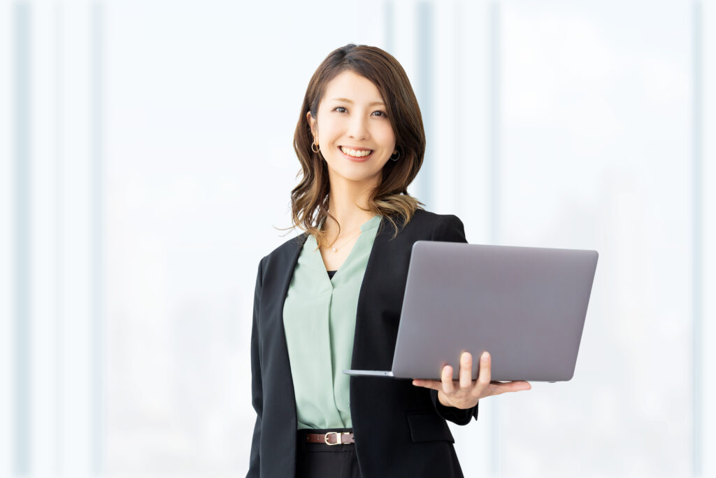 パソコンを持つ女性