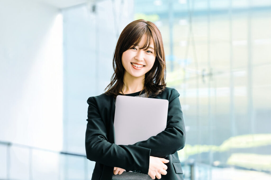パソコンを持つ女性・ビジネスウーマン