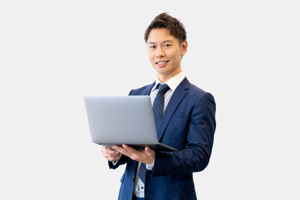 パソコンを持つ笑顔の男性ビジネスマン