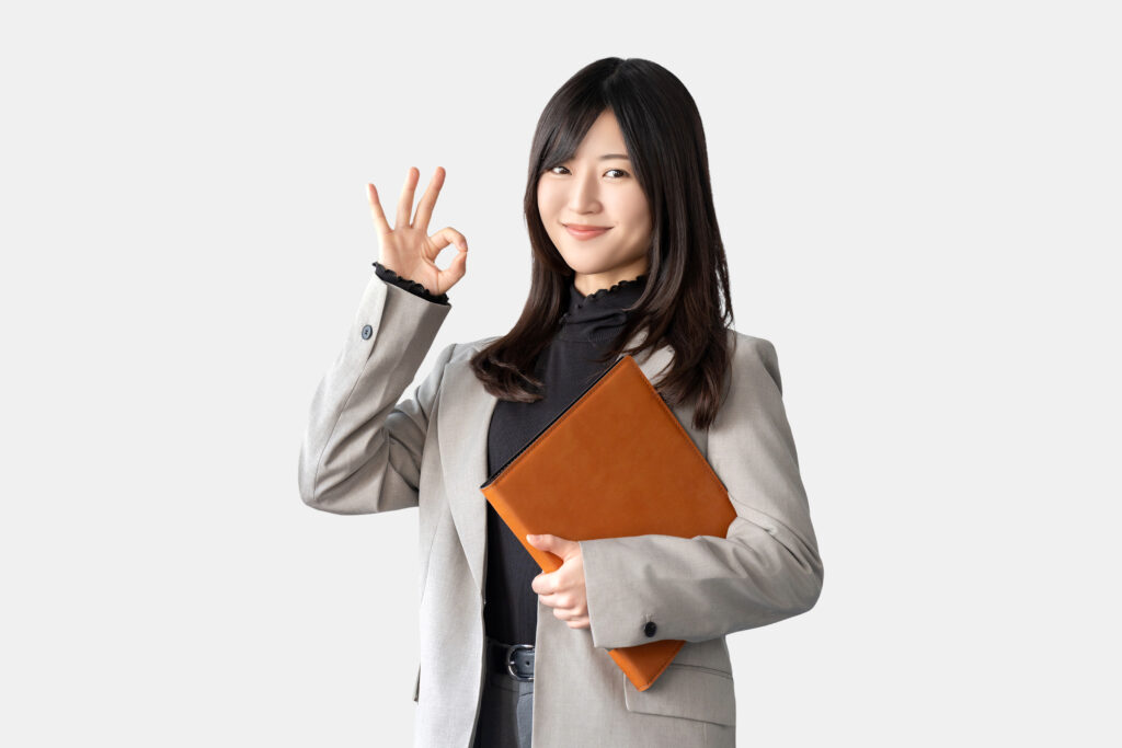 OKポーズをする笑顔のビジネスウーマン