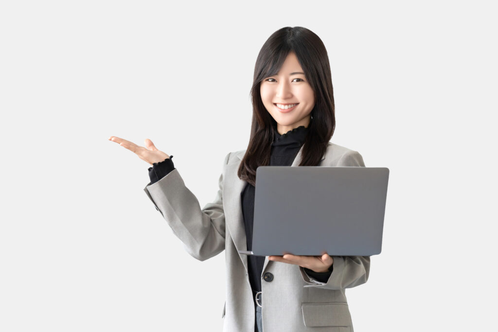 パソコンを持つ女性