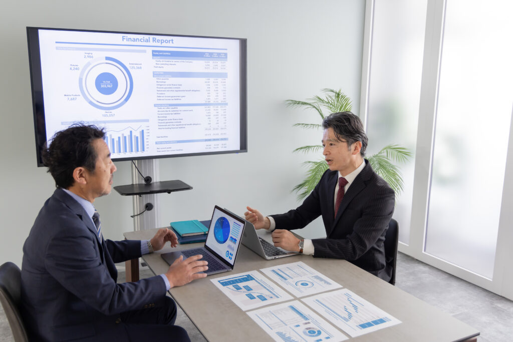 オフィスで会議するビジネスパーソン