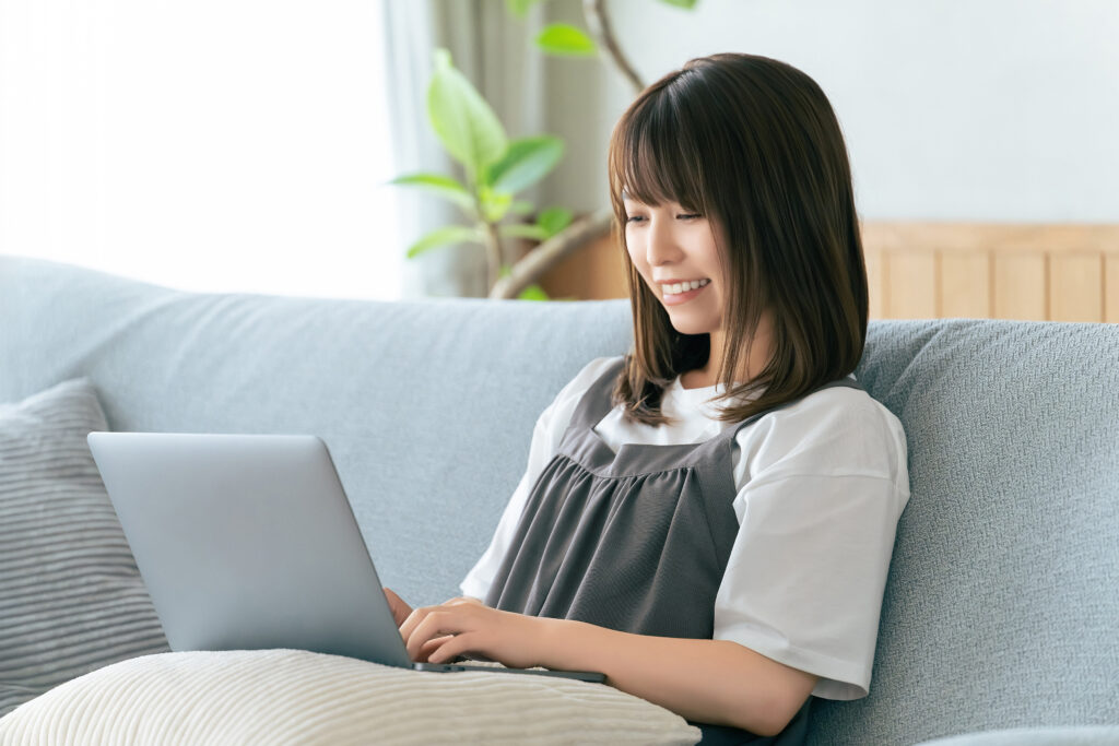 パソコンを使う笑顔の女性