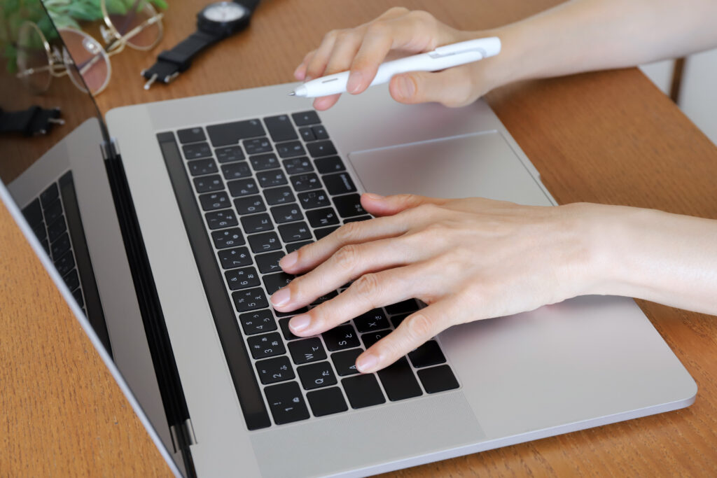 パソコンを使う手元