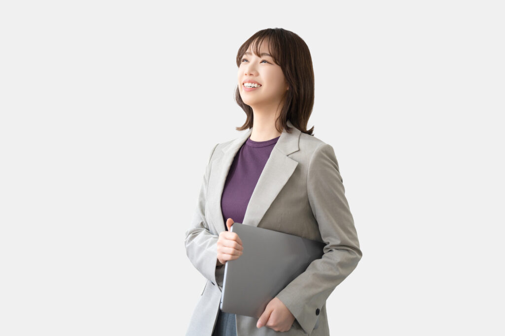 パソコンを持つ女性