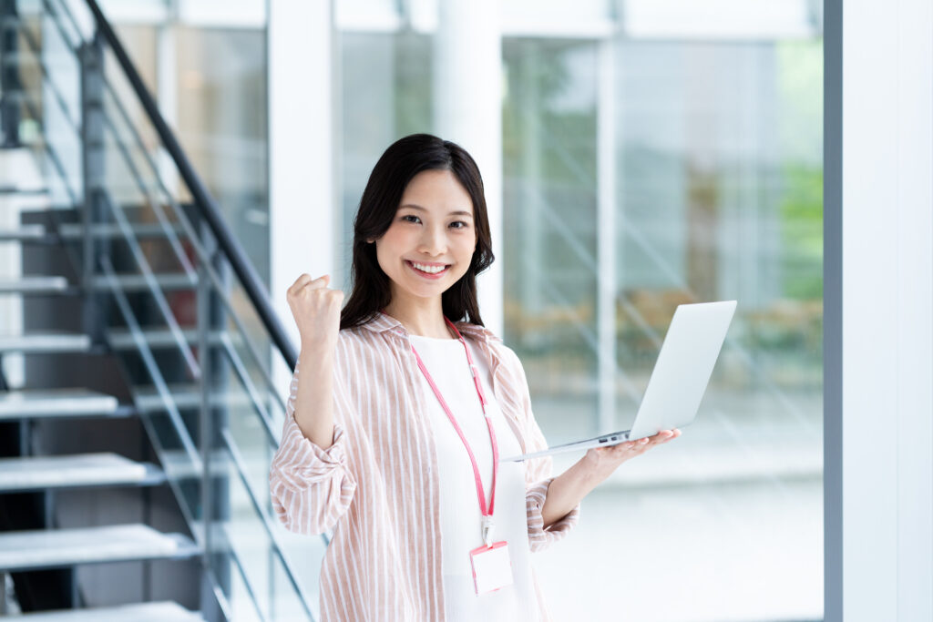 ガッツポーズをする女性