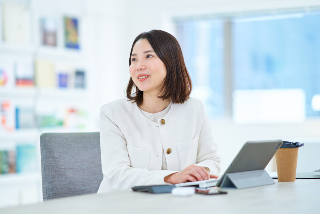 和やかな雰囲気の中で仕事をする女性