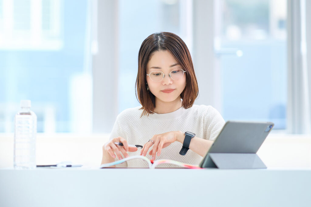  テキストで勉強する女性