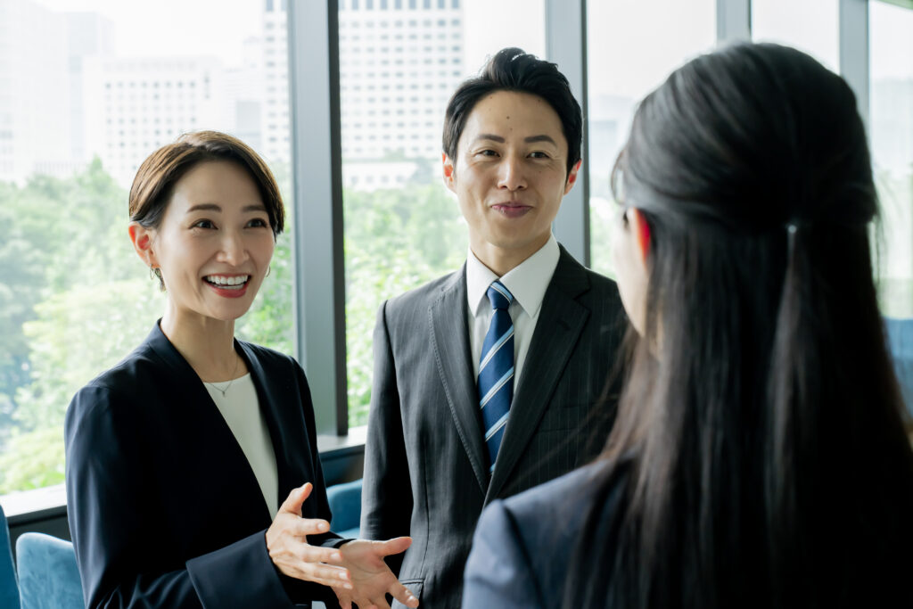 打ち合わせをする男女