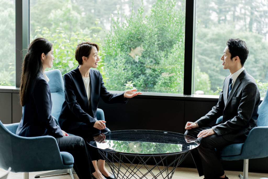 座って話す男女