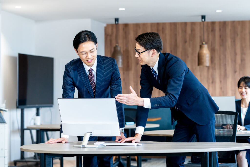 打ち合わせするビジネスマン