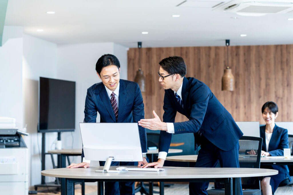 打ち合わせするビジネスマン