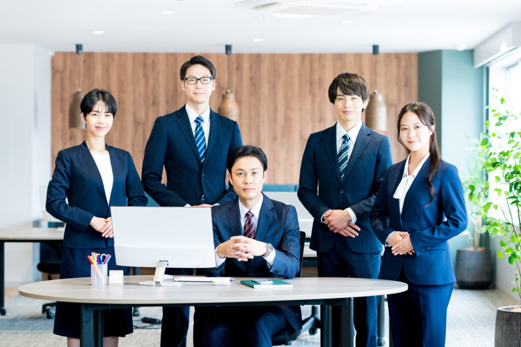 オフィスで働くビジネスパーソン