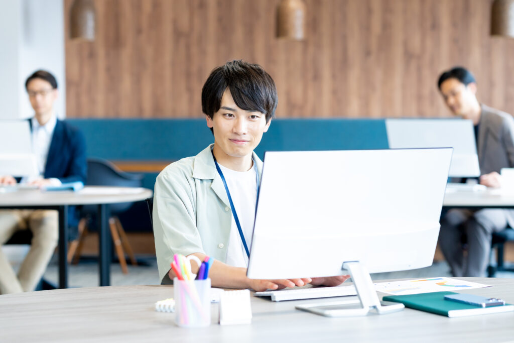 オフィスで働く若いビジネスマン