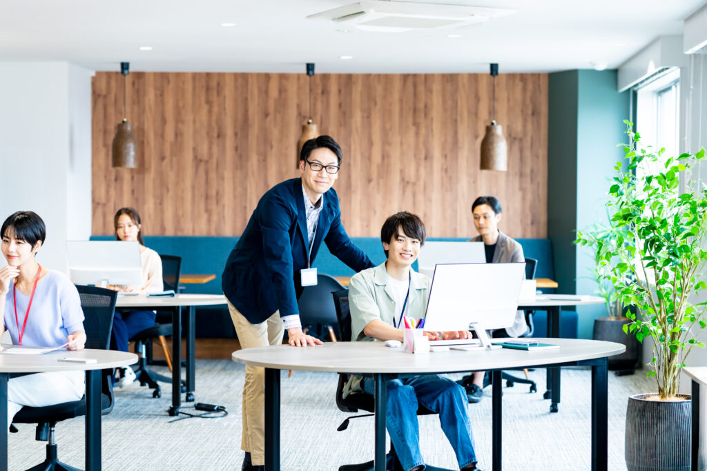 オフィスで働くビジネスパーソン