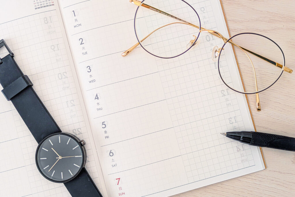 スケジュール帳と眼鏡、時計
