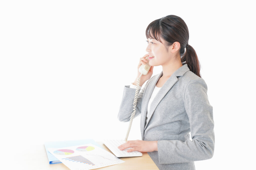 電話を手にするビジネスパーソン