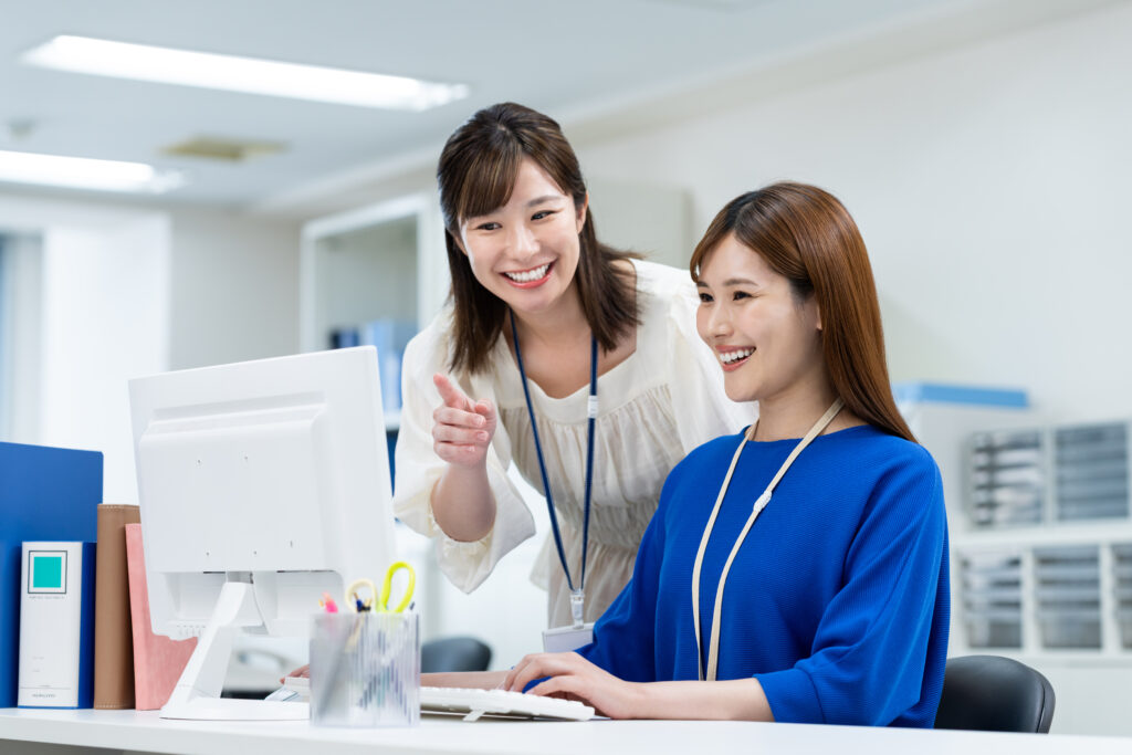 オフィスで働くビジネスウーマン