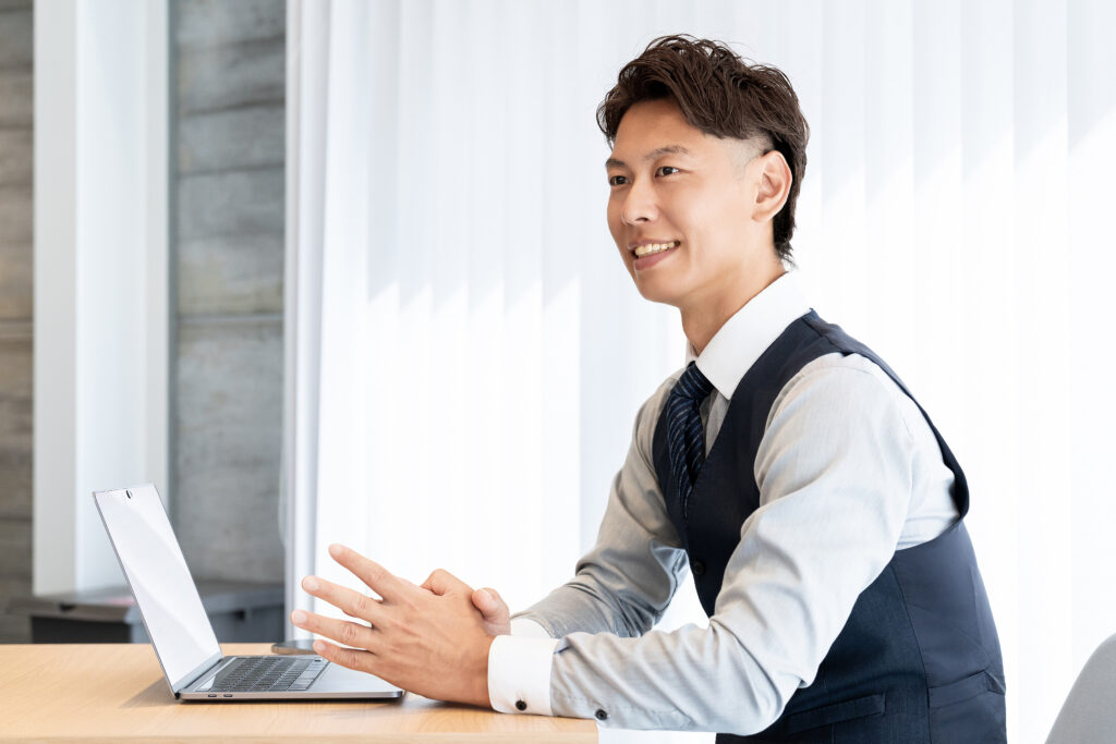 笑顔で対話をする男性ビジネスマン