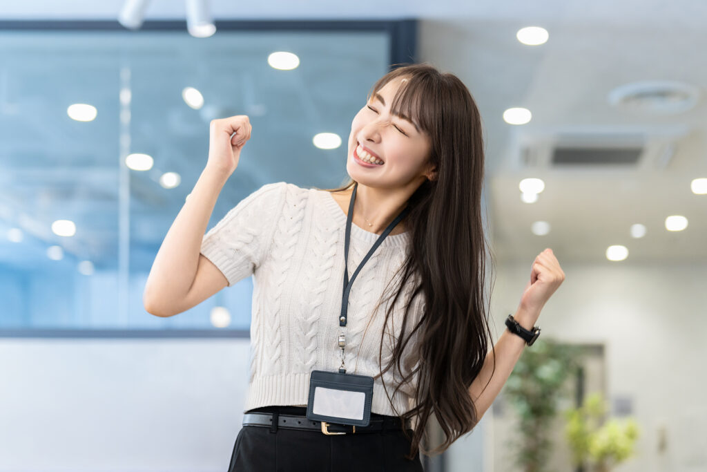 ガッツポーズで喜ぶ女性