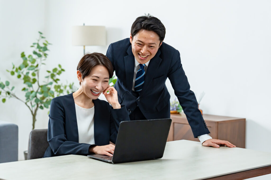 パソコンを見るビジネスマン