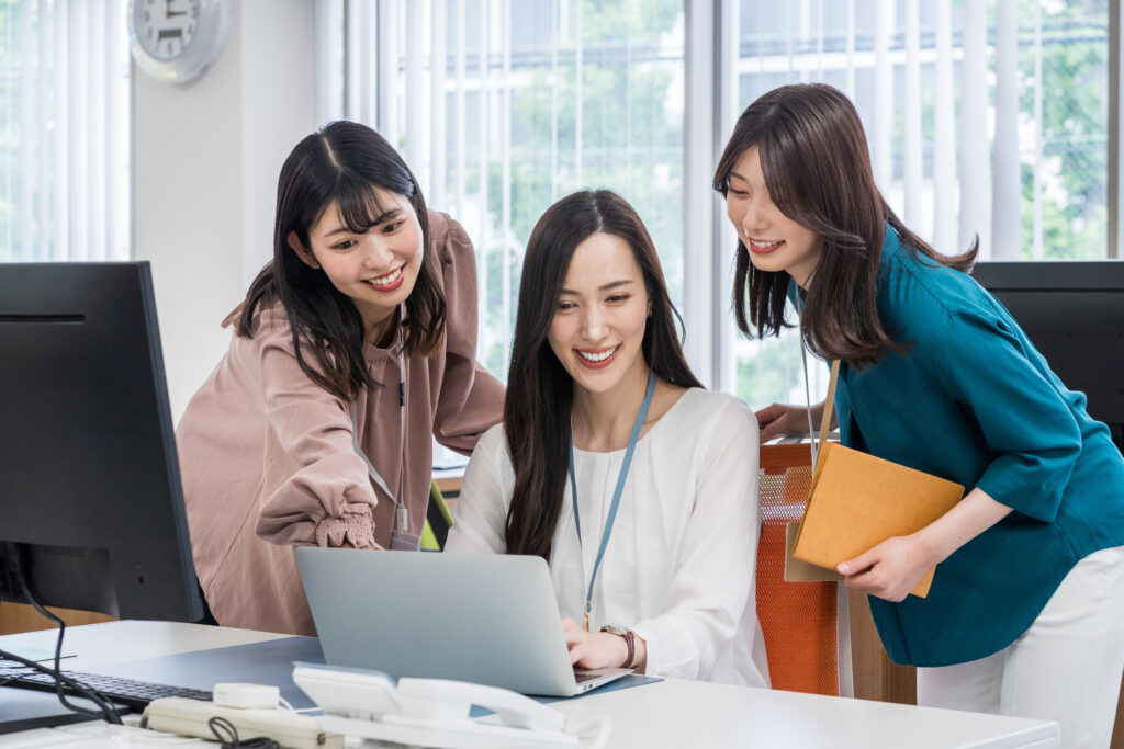 オフィスで働く若い女性。