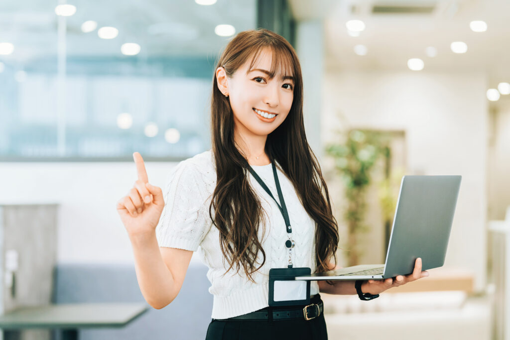 パソコンを持つ女性