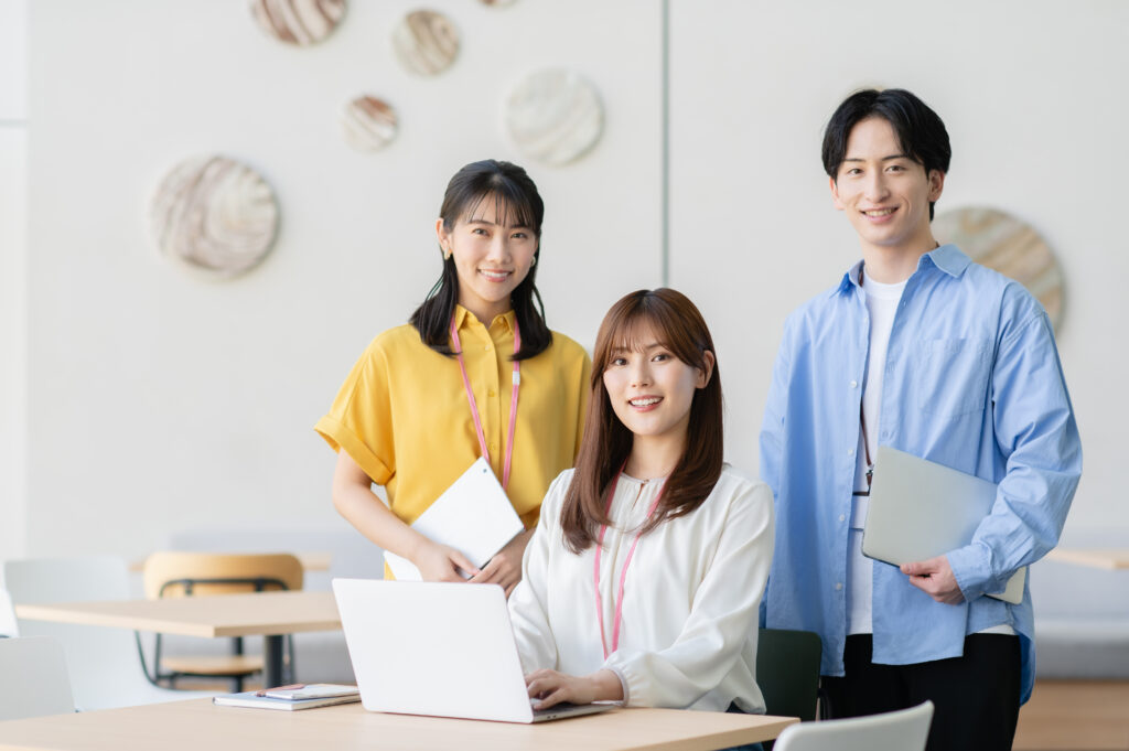 オフィスで働く若いビジネスパーソン