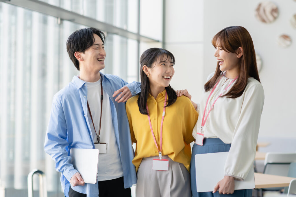 オフィスで働く若いビジネスパーソン