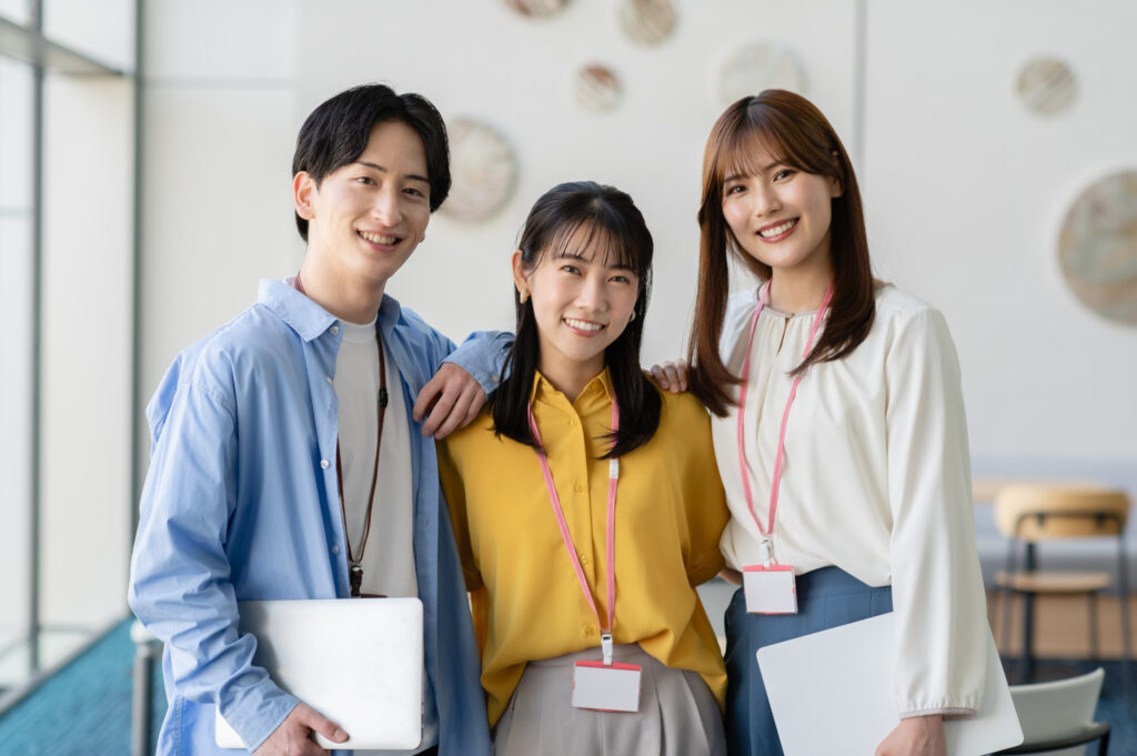 オフィスで働く若いビジネスパーソン