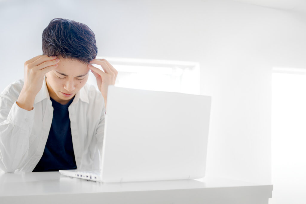 頭を抱える男性