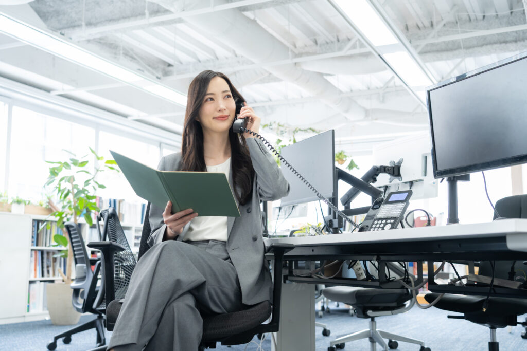 オフィスで仕事をする若いビジネスウーマン
