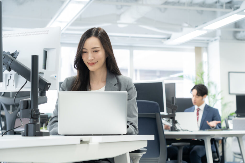 オフィスで仕事をする若いビジネスウーマン