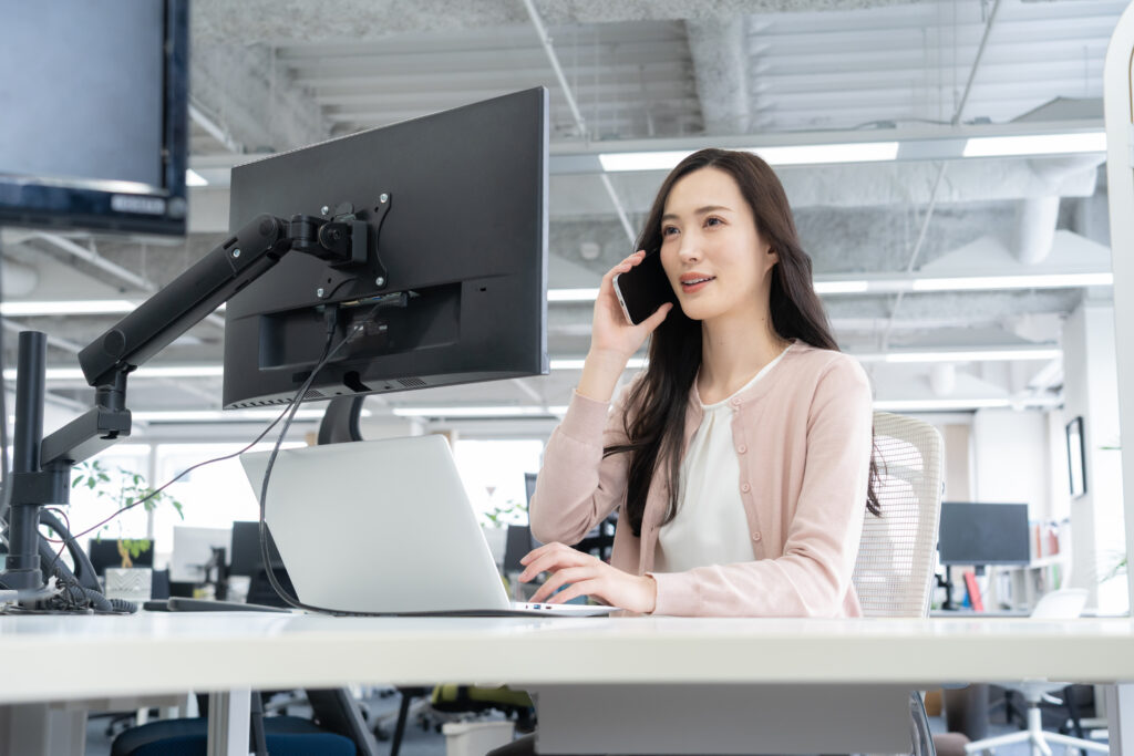 オフィスカジュアルの若い女性エンジニア