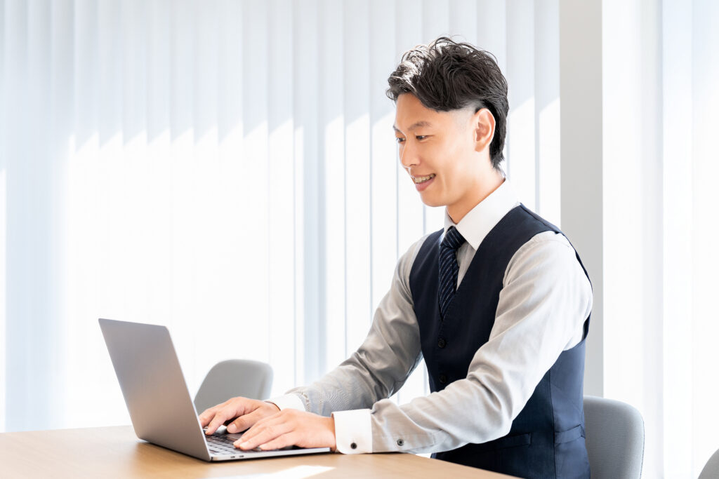 ノートパソコンを使う男性ビジネスマン