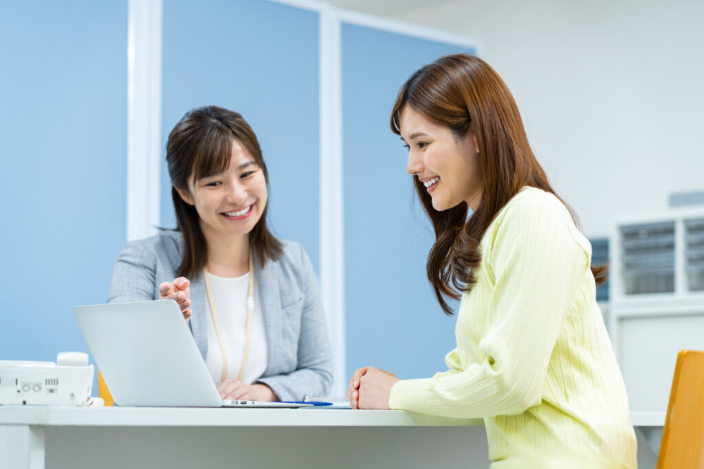 おすすめするビジネスウーマン