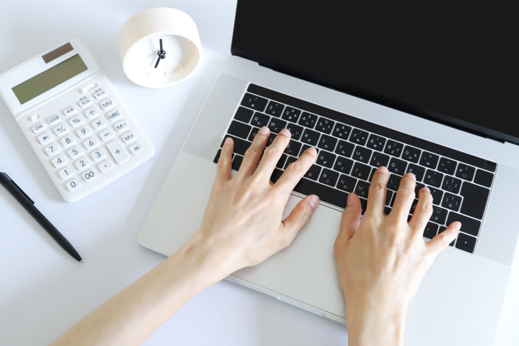 パソコンを使って仕事をする手元