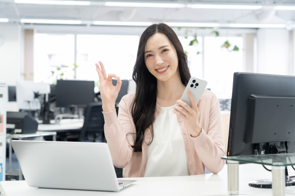 オフィスカジュアルの若い女性エンジニア