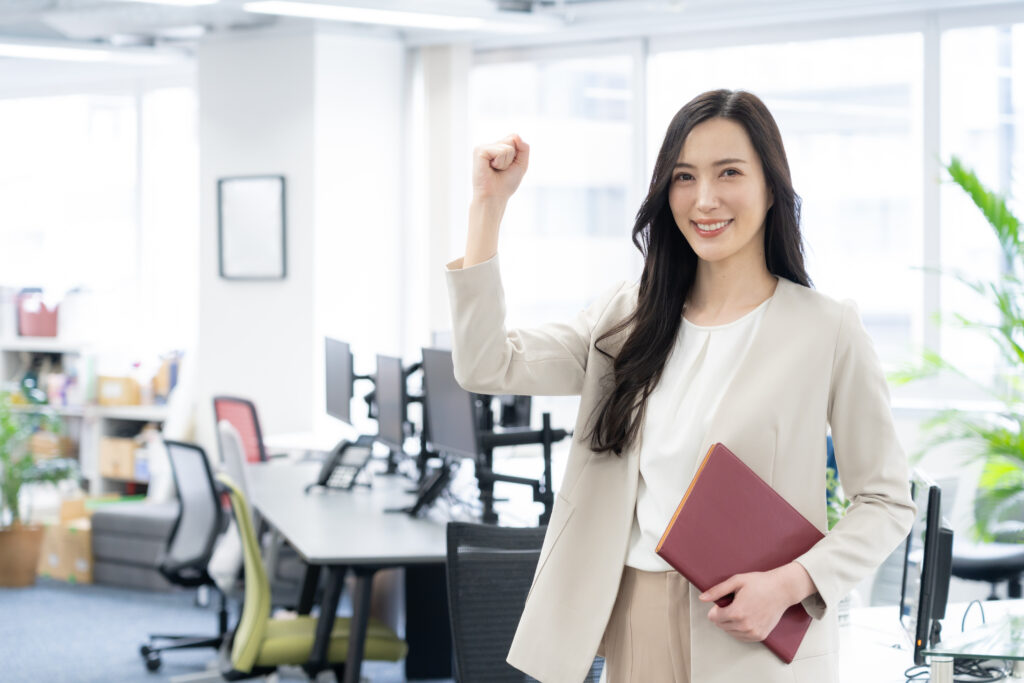 オフィスで仕事をする若いビジネスウーマン