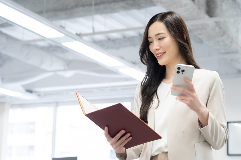 オフィスで仕事をする若いビジネスウーマン