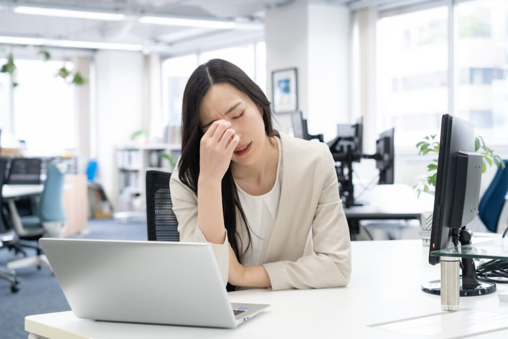 オフィスで体調が悪くなるビジネスウーマン