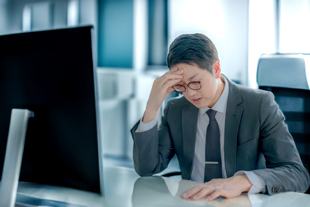 悩むビジネスマン