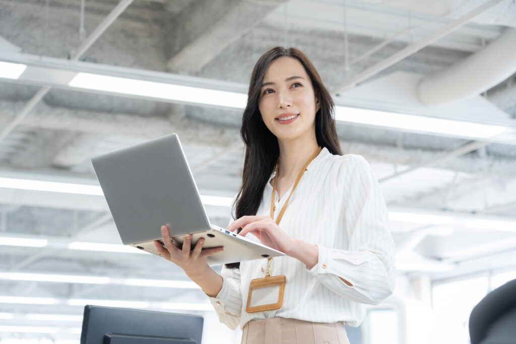 オフィスカジュアルの若い女性エンジニア