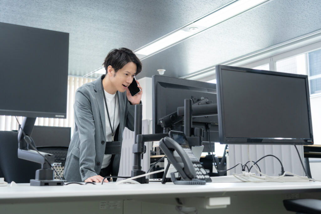 オフィスカジュアルの若い男性エンジニア