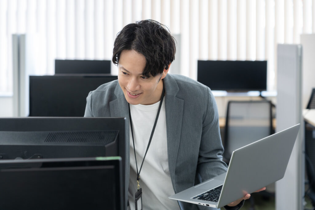 オフィスカジュアルの若い男性エンジニア